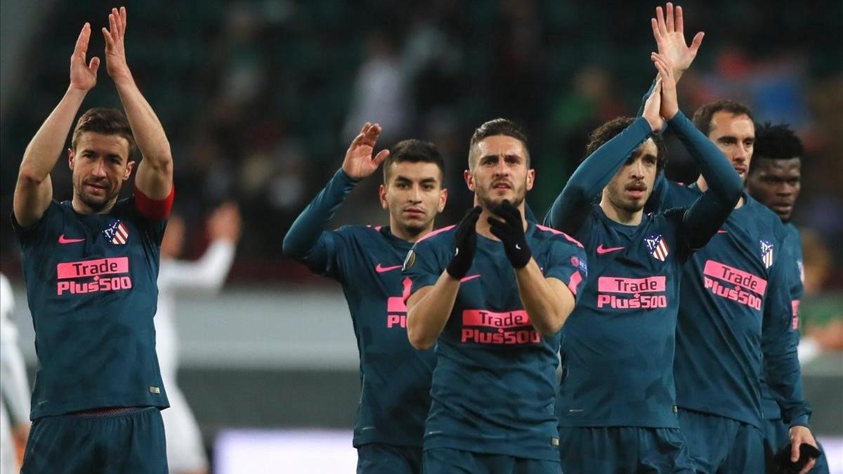 Los jugadores del Atlético saludan a los aficionados al final del partido.