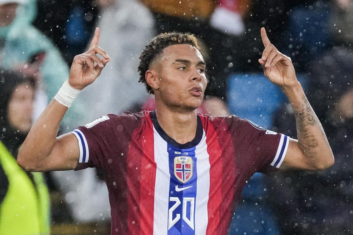 Antonio Nusa celebra el 2-0 contra Italia.