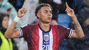 Antonio Nusa celebra el 2-0 contra Italia.