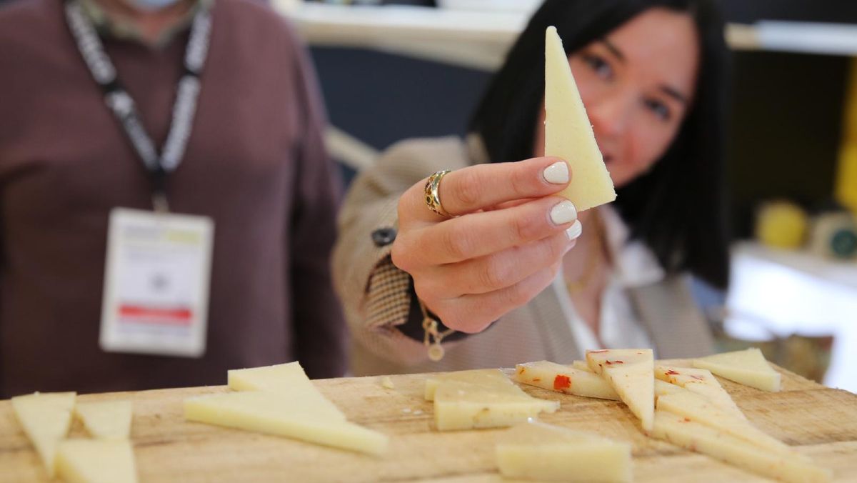 La critica gastronómica Anna Chispeante sostiene un queso con perretxiko de la soriana Quesoncala.