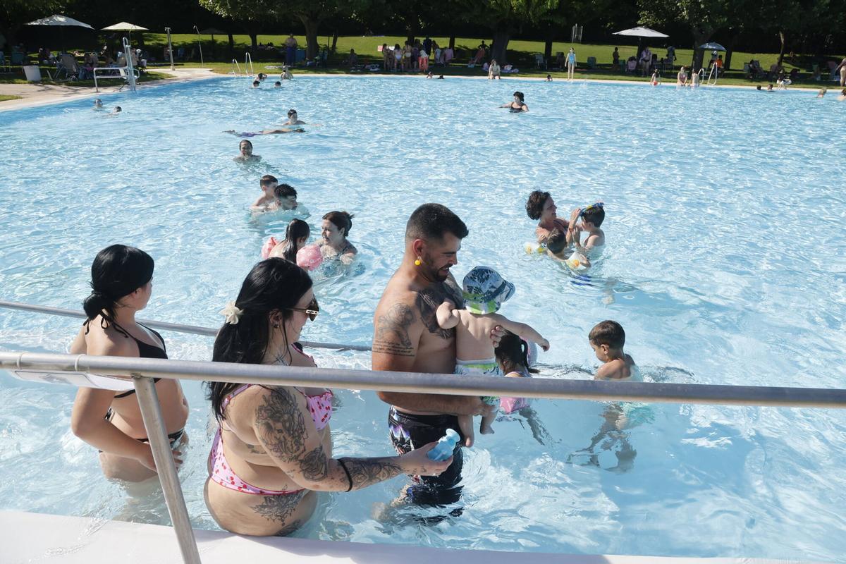 Decenas de cordobeses desafían al calor con el primer chapuzón del año