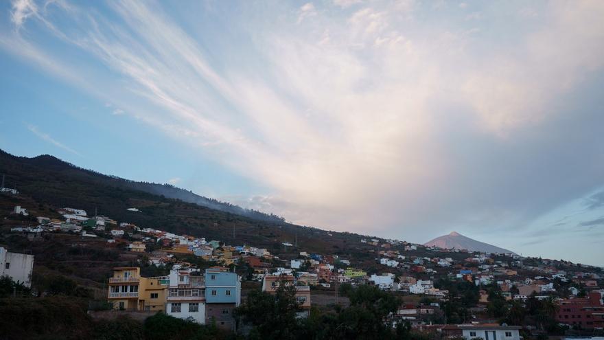 Una vivienda, una tubería y un tendido eléctrico, afectados por las llamas en Tenerife