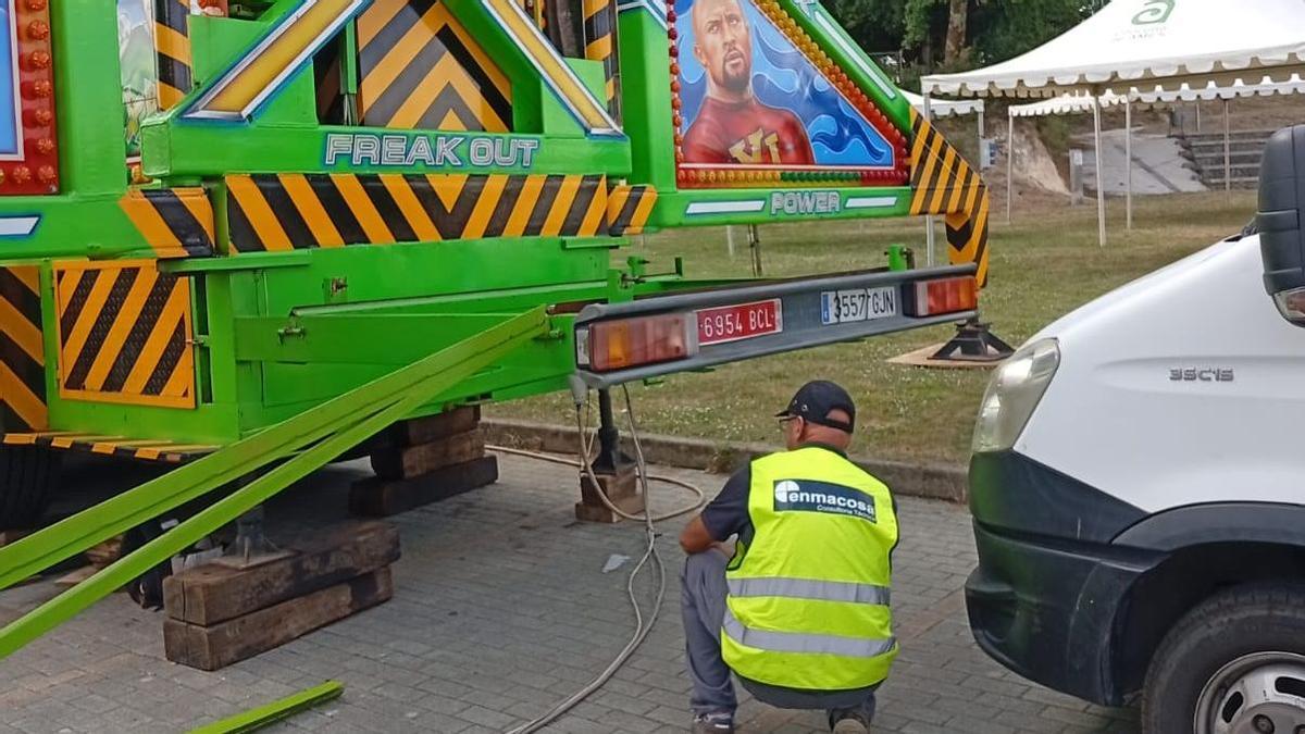 Tecnicos revisan la seguridad de las atracciones de feria de O Milladoiro.