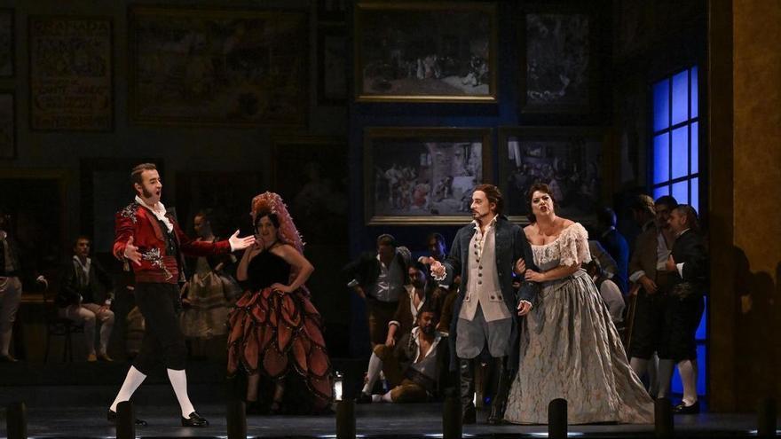 Damián del Castillo, Cristina Faus, Alejandro Roy y Carmen Solís, en primer término y desde la izquierda, en una escena de «Goyescas», durante la representación del díptico «La Edad de Plata» en el teatro Campoamor.