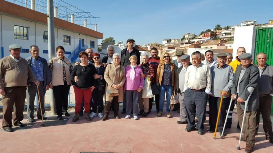 Los vecinos, junto a los ediles de IU-Málaga para la Gente