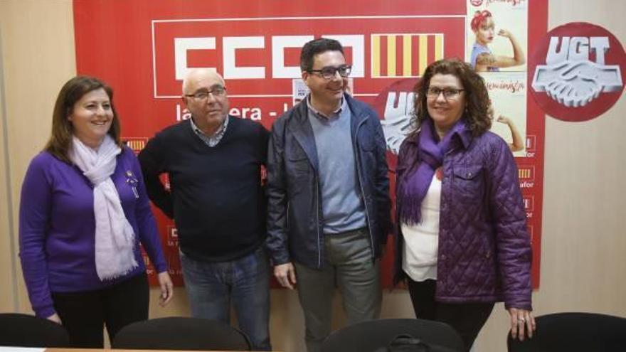 Varios representantes de los sindicatos UGT y CC OO, ayer en Alzira.