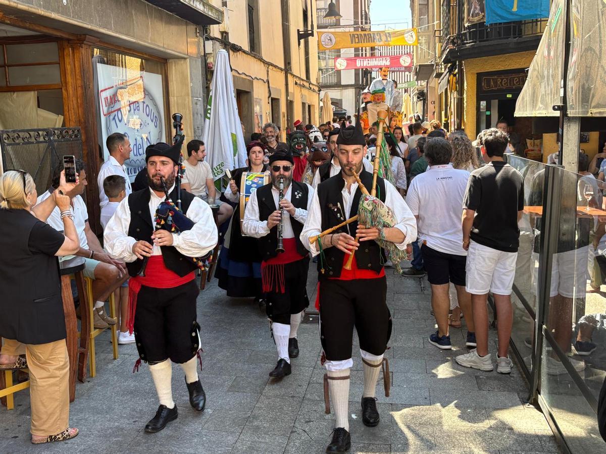 Los gigantes y cabezudos llenan de color y música Cangas del Narcea