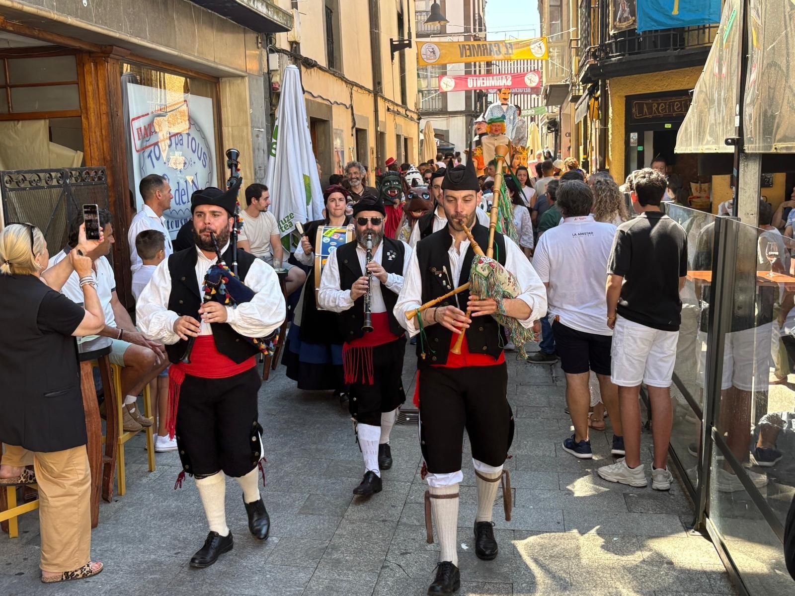Los gigantes y cabezudos llenan de color y música Cangas del Narcea