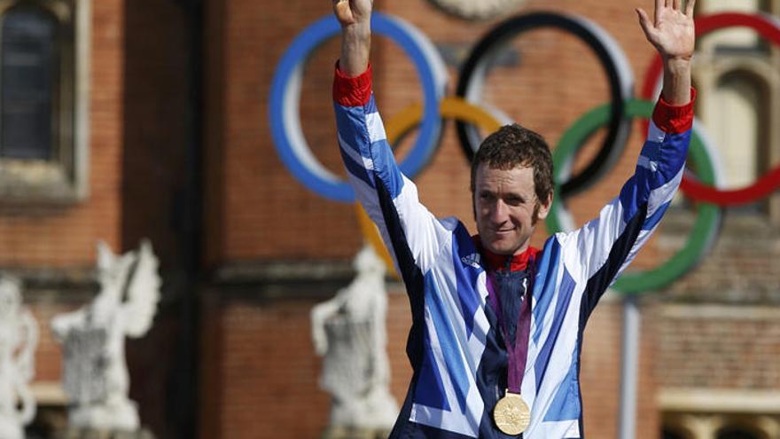 Wiggins celebra en el podio su victoria.