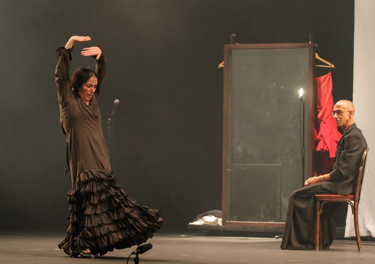 Eva Yerbabuena y Juan Kruz durante el estreno mundial del espectáculo ’Re-fracción (Desde mis ojos)’ de la Compañía Eva Yerbabuena este sábado en el Teatro de La Maestranza.