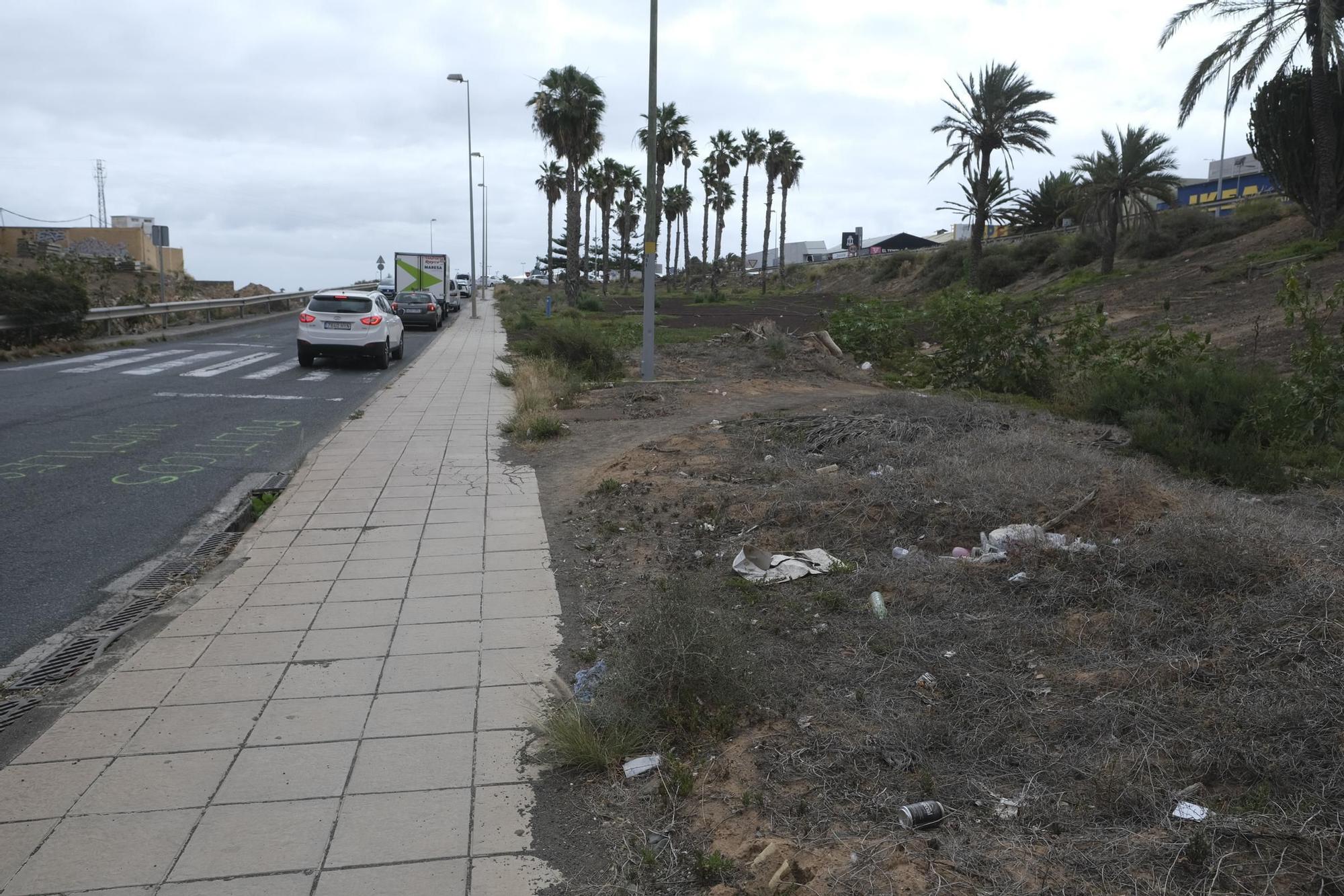 Socavones en el acceso a la GC-1 desde el polígono industrial de Salinetas