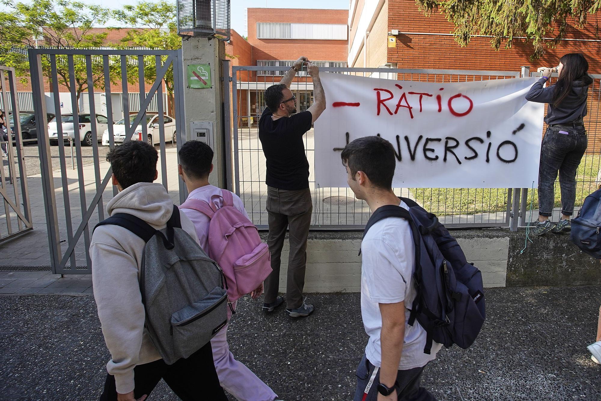 Professors del Sobrequés de Girona tallen el carrer i hi munten una aula