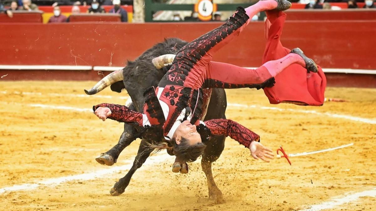 Momento de la gran voltereta a Diego Urdiales.