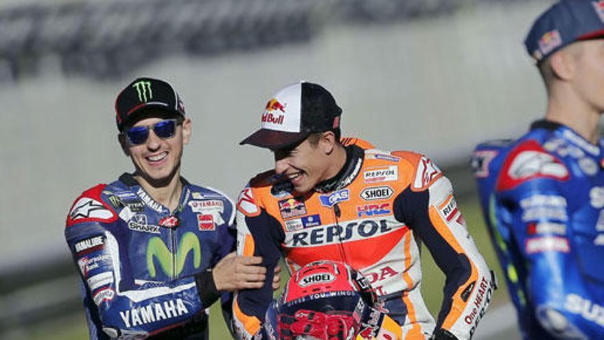 Lorenzo y Márquez bromean en Cheste.