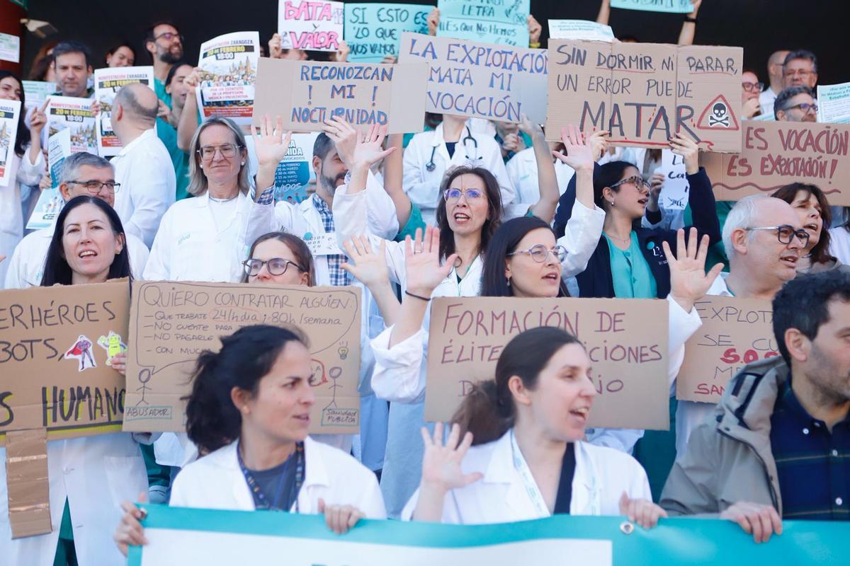 Concentración de los médicos en el hospital Clínico de Zaragoza en el cuarto día de la huelga de médicos.