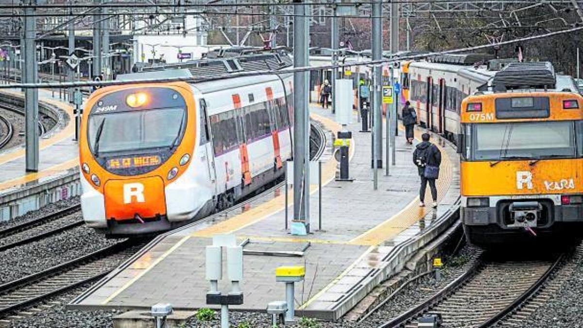 Dos trens aturats a l'estació de Renfe de Manresa