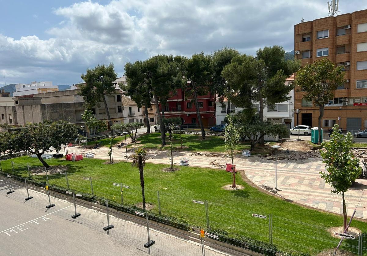 Vista de la plaza donde se han arrancado las palmeras.