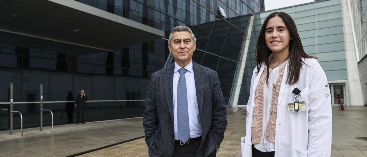José Luis Llorente Pendás y Carmen Fernández- Cedrón, en el exterior del Hospital Universitario Central de Asturias (HUCA). | Irma Collín |  IRMA COLLÍN