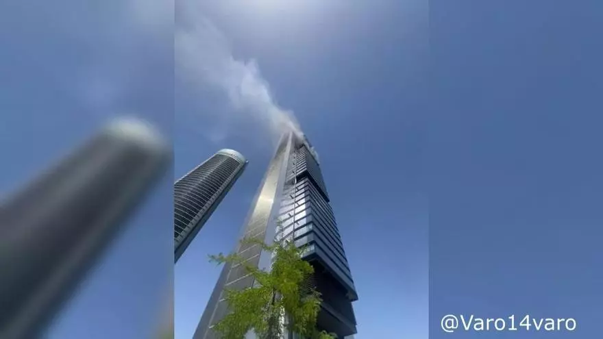 Desalojada una de las cuatro torres de Madrid por una columna de humo en su interior