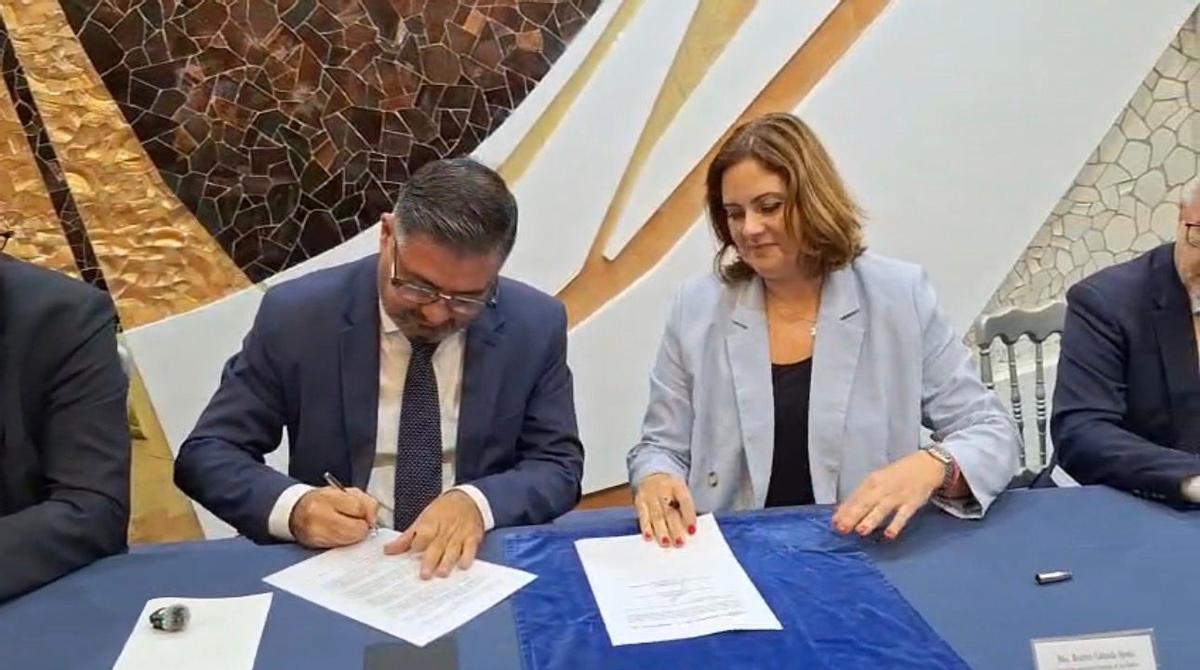 Pity Sánchez y Beatriz Calzada durante la firma de la compraventa del suelo