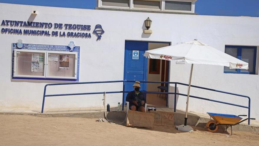 Protesta de Victoriano frente a la Oficina Municipal de La Graciosa