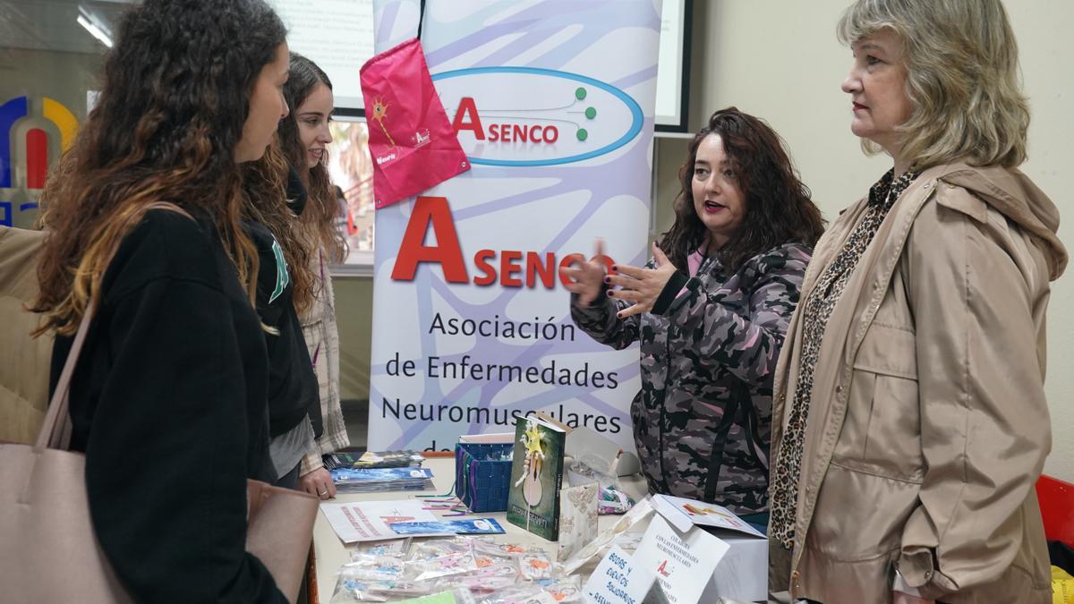 Asenco, en una mesa informativa, en la Facultad de CCEE y Psicología de la UCO