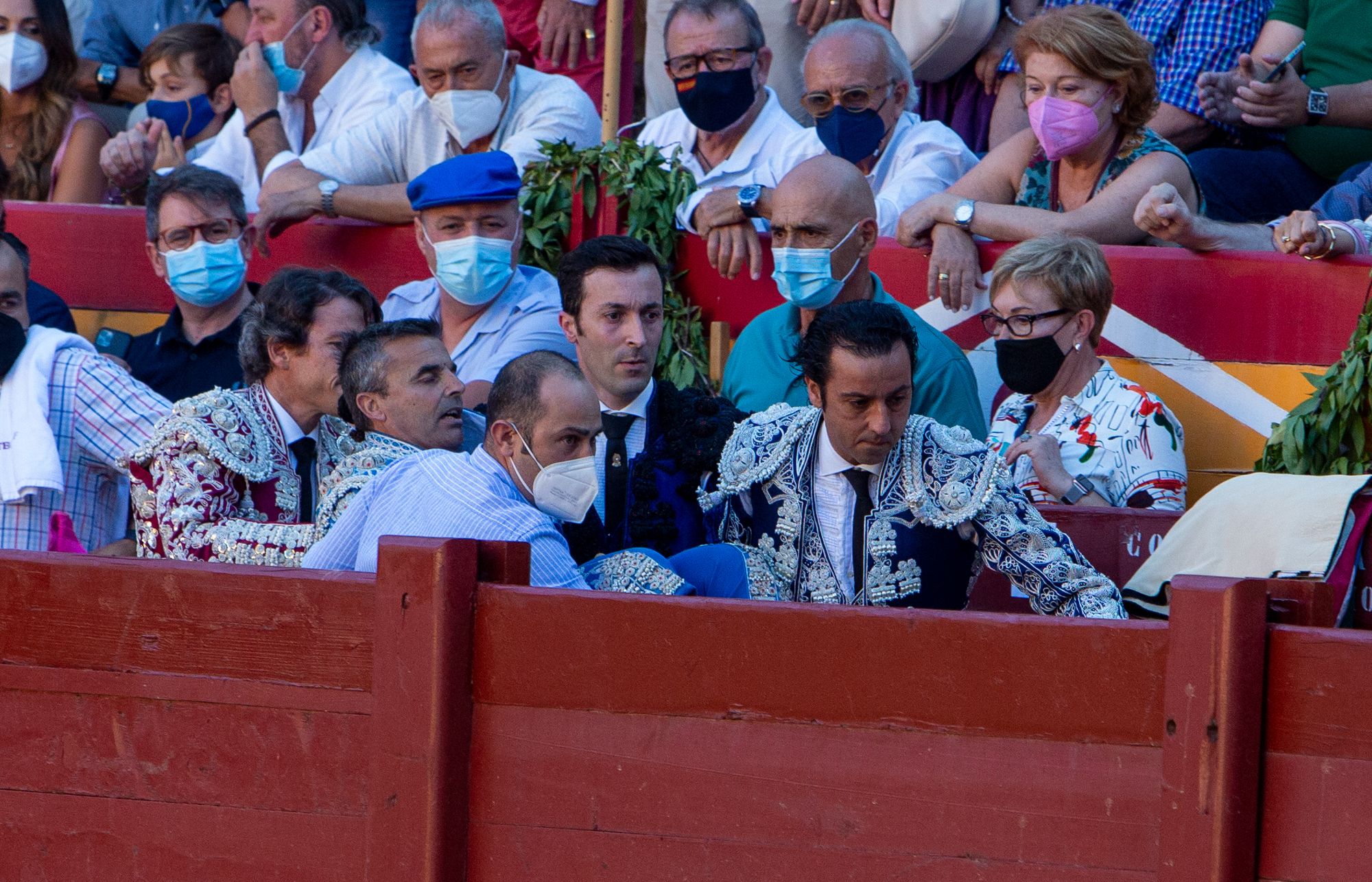 El Juli y Manzanares salen a hombros en la primera tarde de homenaje al maestro de Alicante