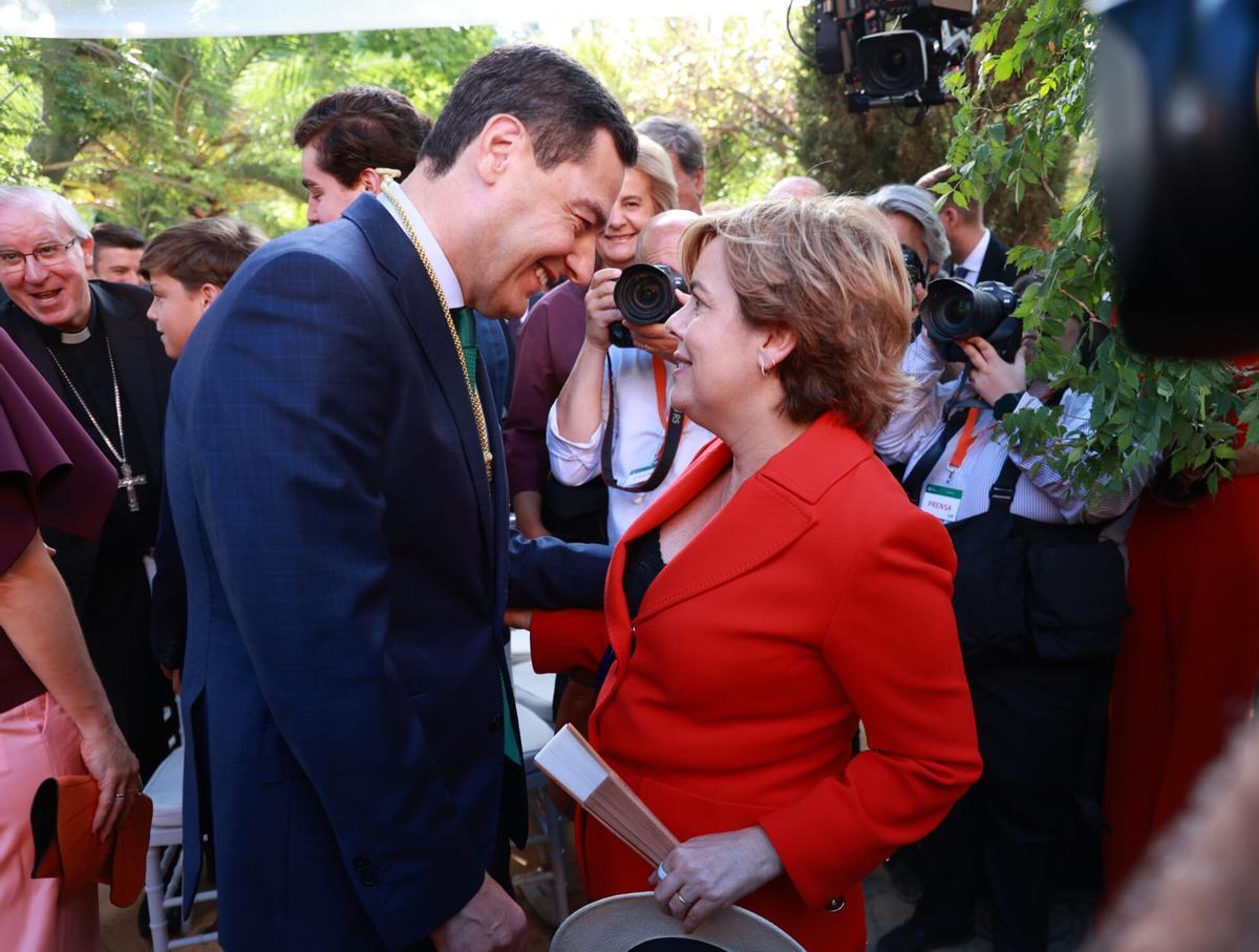 El  presidente de la Junta de Andalucía, Juanma Moreno, saluda a  la exvicepresidenta del Gobierno Soraya Sáenz de Santamaría.