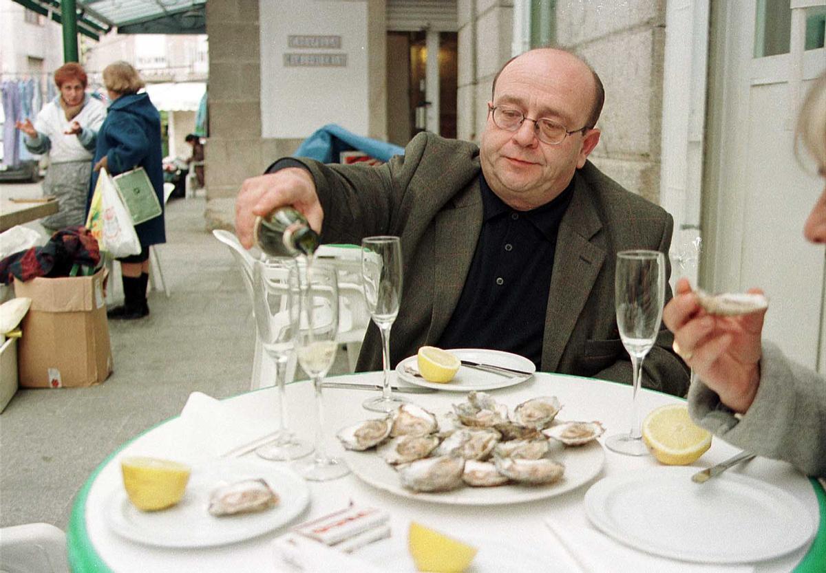Ricardo Vázquez Montalbán comiendo ostras en una visita a Vigo