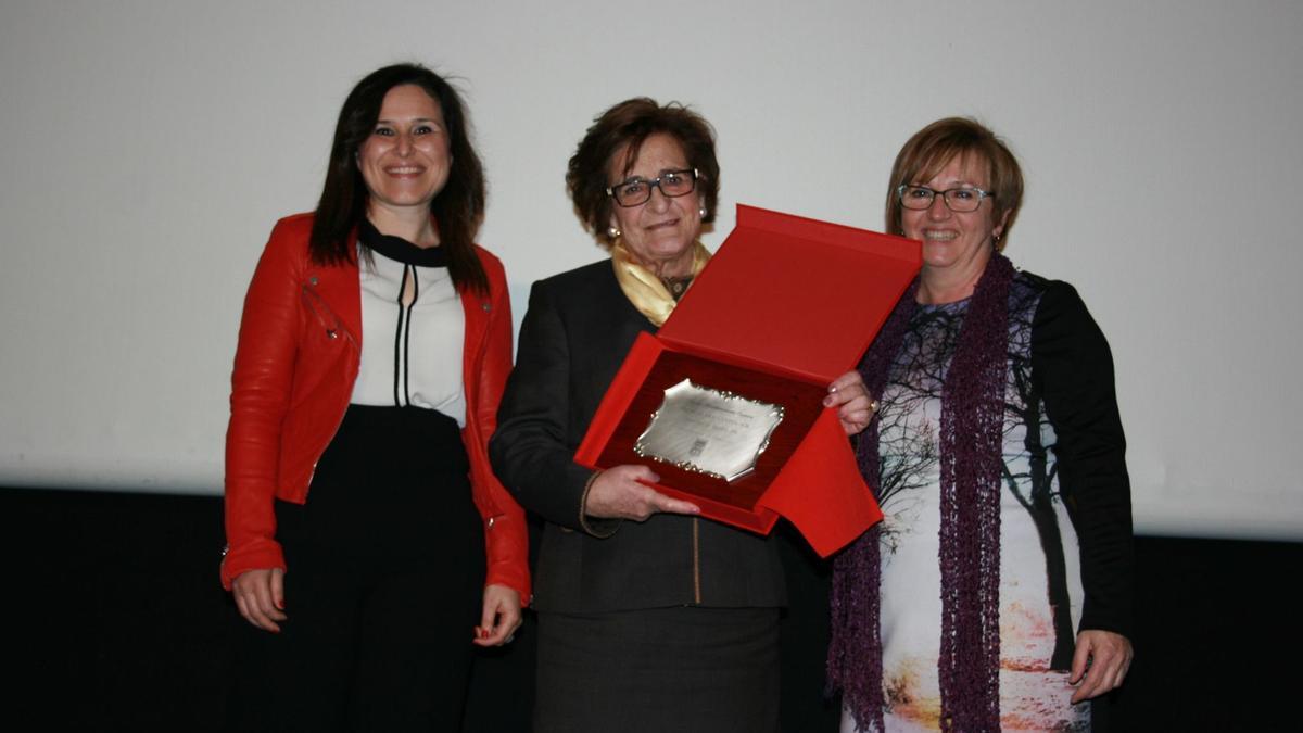 Martinavarro recoge el premio que le concedieron en el 2016, junto a Merche Galí (i) y Susanna Nicolau.