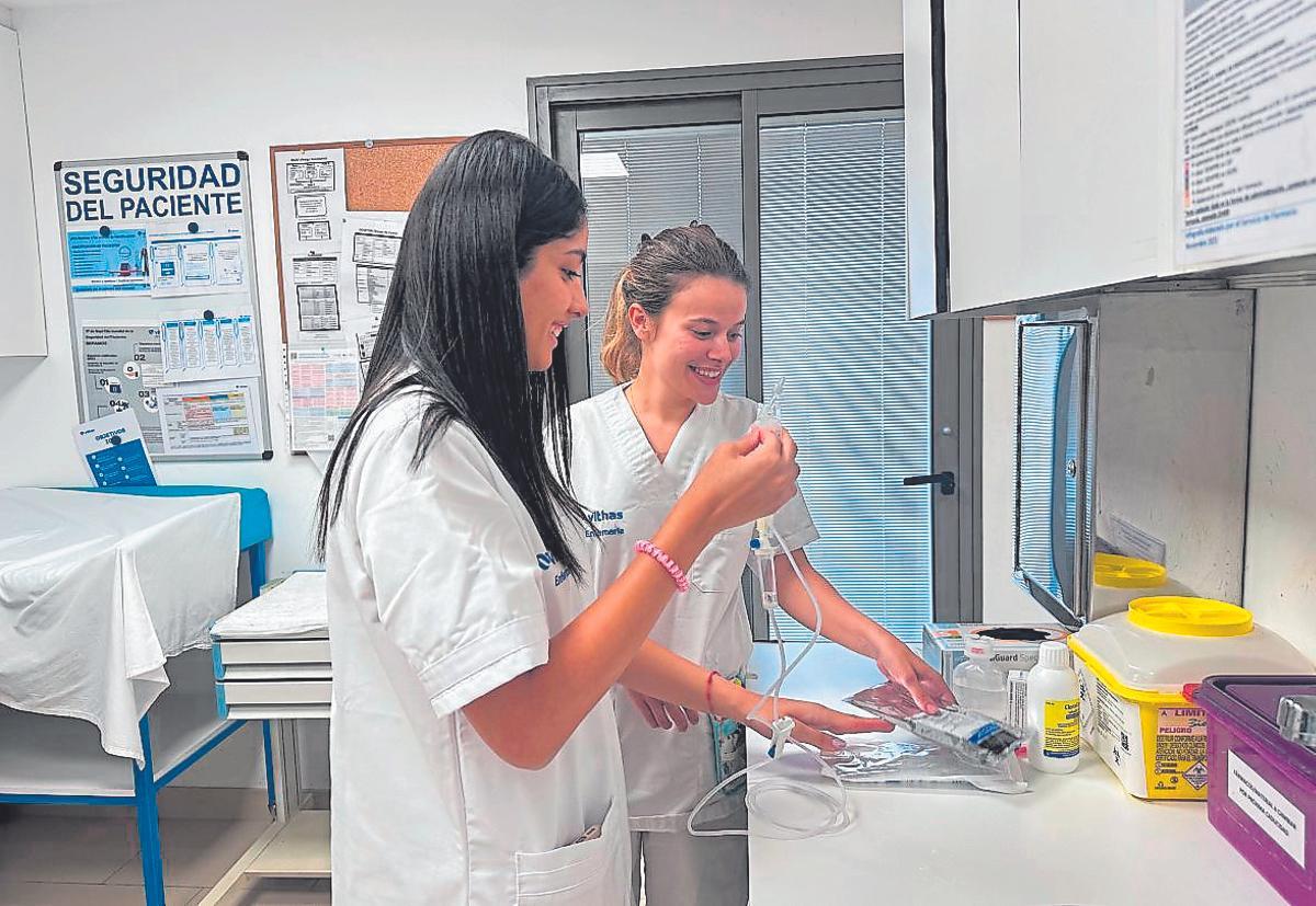 Elena y Kira en distintos momentos de sus prácticas,  tutorizadas por personal de Vithas Las Palmas.