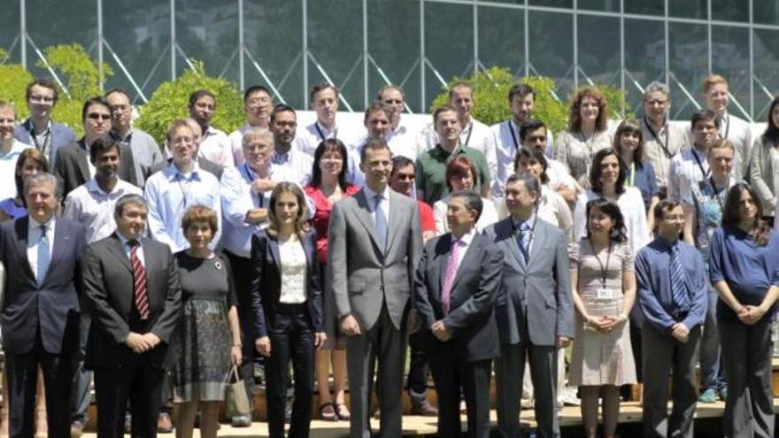 Los príncipes de Asturias, en el centro, con la plantilla de trabajadores del Laboratorio Ibérico de Nanotecnología, ayer en Braga. / lavandeira jr.