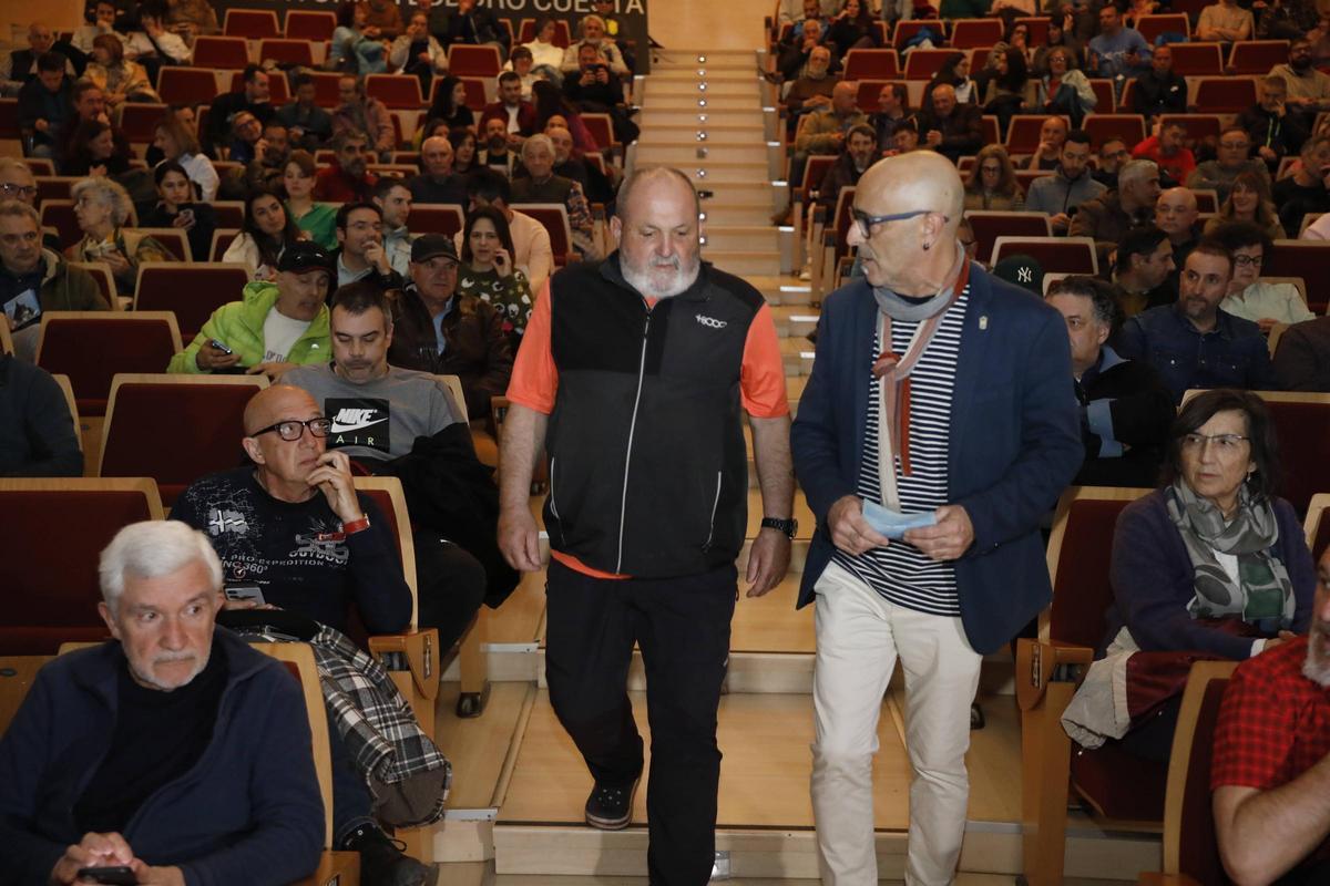 Juanito Oiarzabal junto a César Menéndez, concejal de Deportes de Mieres (a la derecha) en su llegada al auditorio Teodoro Cuesta.