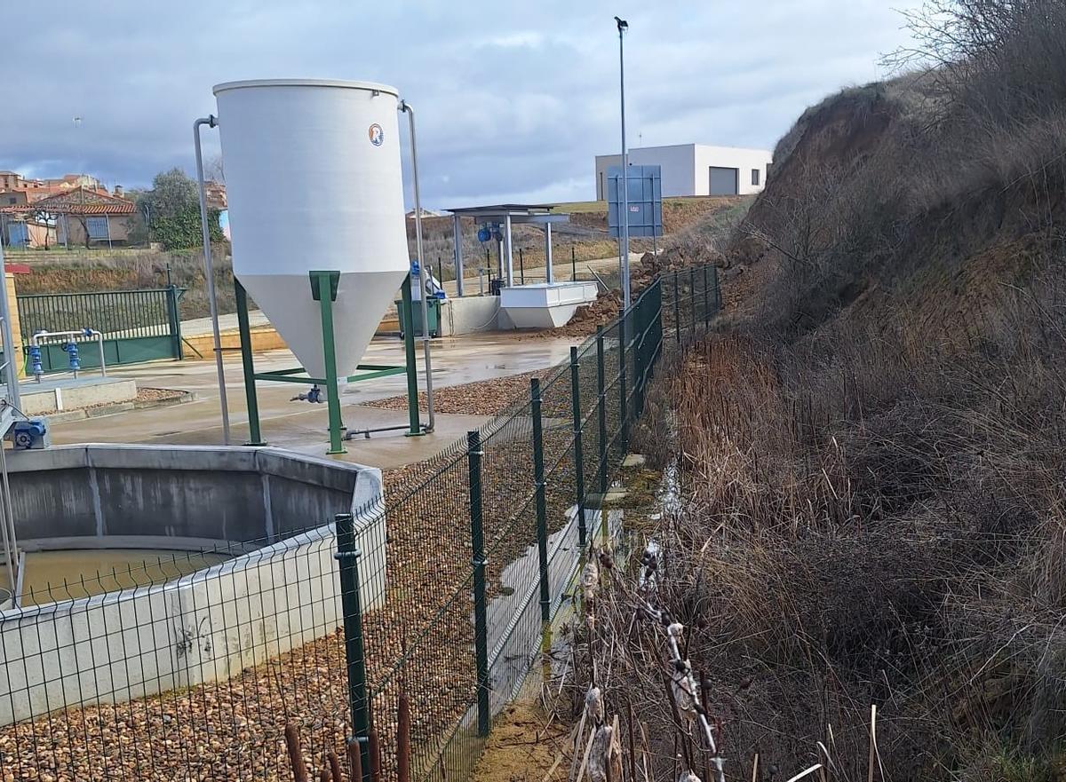 Al fondo de la imagen se observa el deslizamiento de tierra.