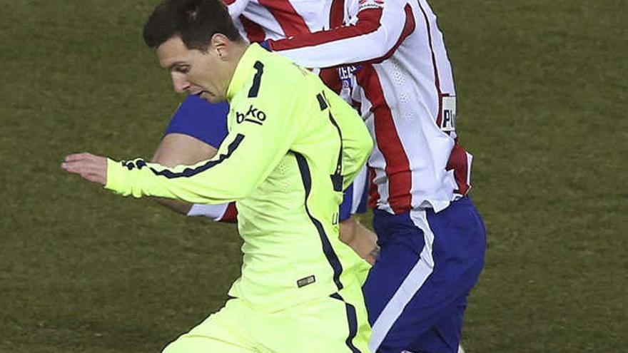 Leo Messi se escapa de Mario Suárez y Giménez en el partido de Copa.