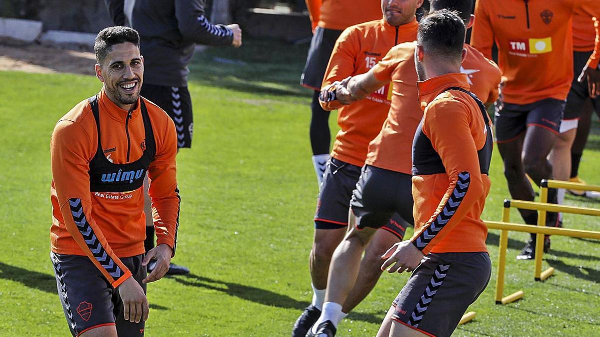 Fidel, en primer plano, sonriendo durante el entrenamiento de ayer.