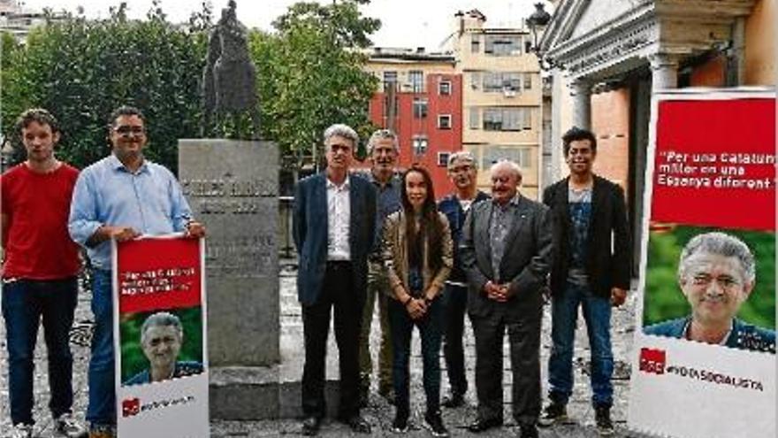 Rafael Bruguera, acompanyat de membres de la seva candidatura, al monument en record de Carles Rahola.