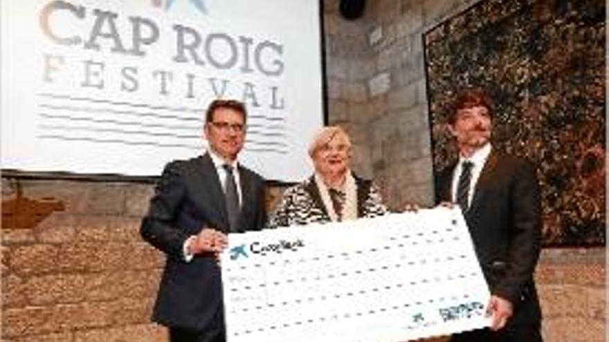 Lluïsa Ferrer, presidenta d&#039;Oncolliga Girona, rep un xec de 15.000 euros procedents del concert solidari de Cap Roig 2015.