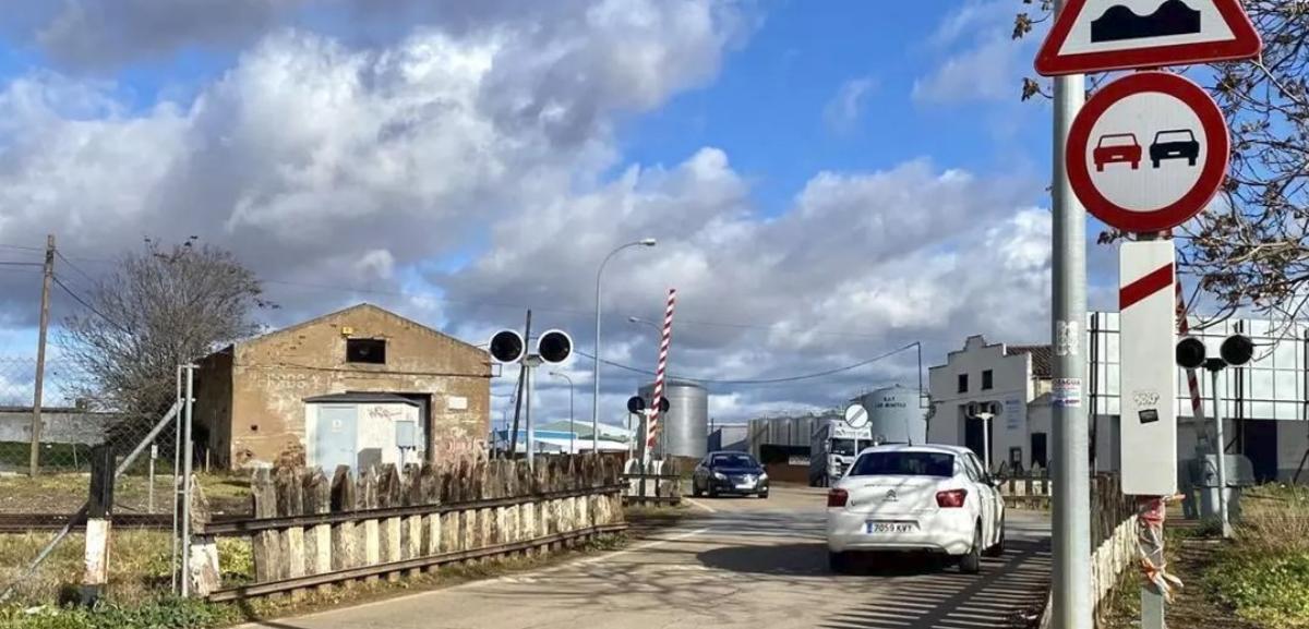 Zona de paso a nivel en carretera de Alange en Almendralejo.