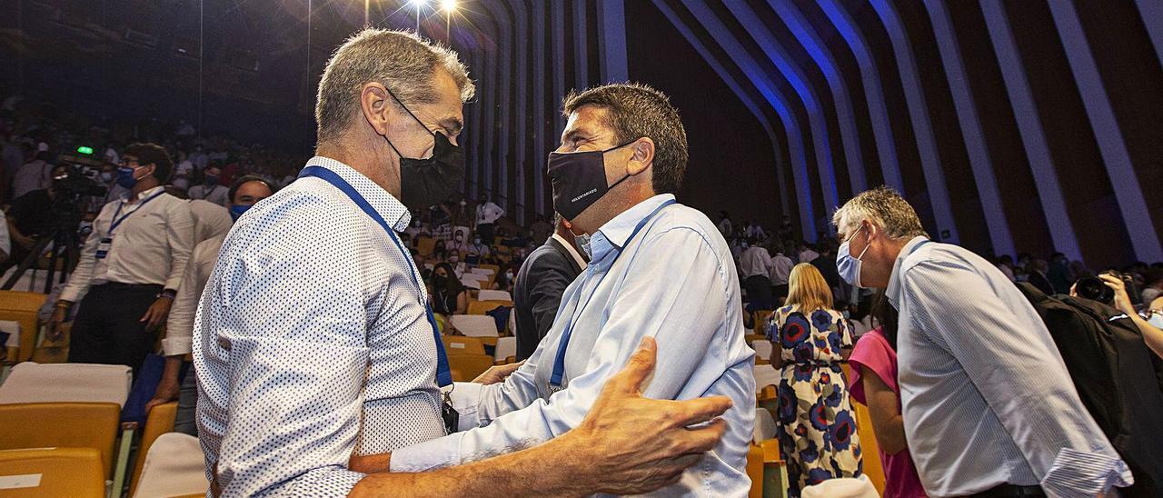 Carlos Mazón recibe a Toni Cantó con un afectuoso saludo tras su aparición en el congreso regional del PP.