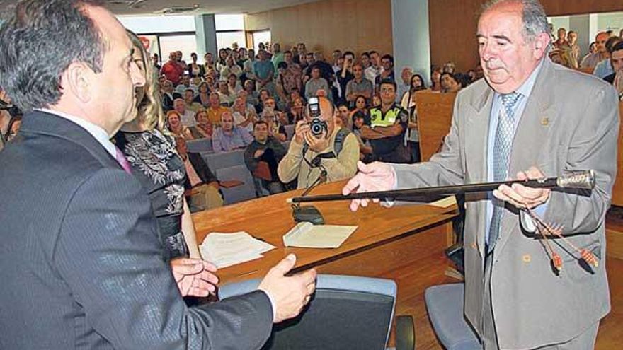 José Enrique Sotelo recibe, ayer, el simbólico bastón de alcalde que le entrega, emocionado, el edil de UPAC, Nardo Faro Lagoa, que además presidió la mesa de edad .  // G.M.P.