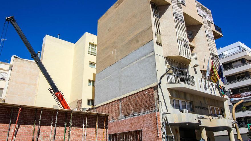 La fachada de la ampliación del Ayuntamiento es un muro sin ventanas