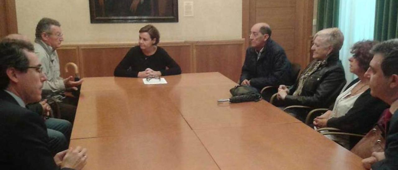 Moriyón, al fondo, con el presidente de la asociación de padres, Joaquín Fernández a la izquierda, durante la reunión en el Ayuntamiento. En primer término, a la izquierda, Couto y, frente a él, Aparicio.