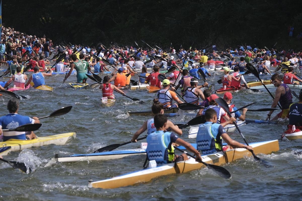 Descenso Internacional del Sella. El Descenso Internacional del Sella regresa, tras dos veranos sin poder celebrarse por la pandemia, en una edición en la que pugnarán por el triunfo leyendas de la prueba y los vigentes campeones, José Julián Becerro y Miguel Fernández, mientras miles de personas siguen desde las orillas la Fiesta de las Piraguas.