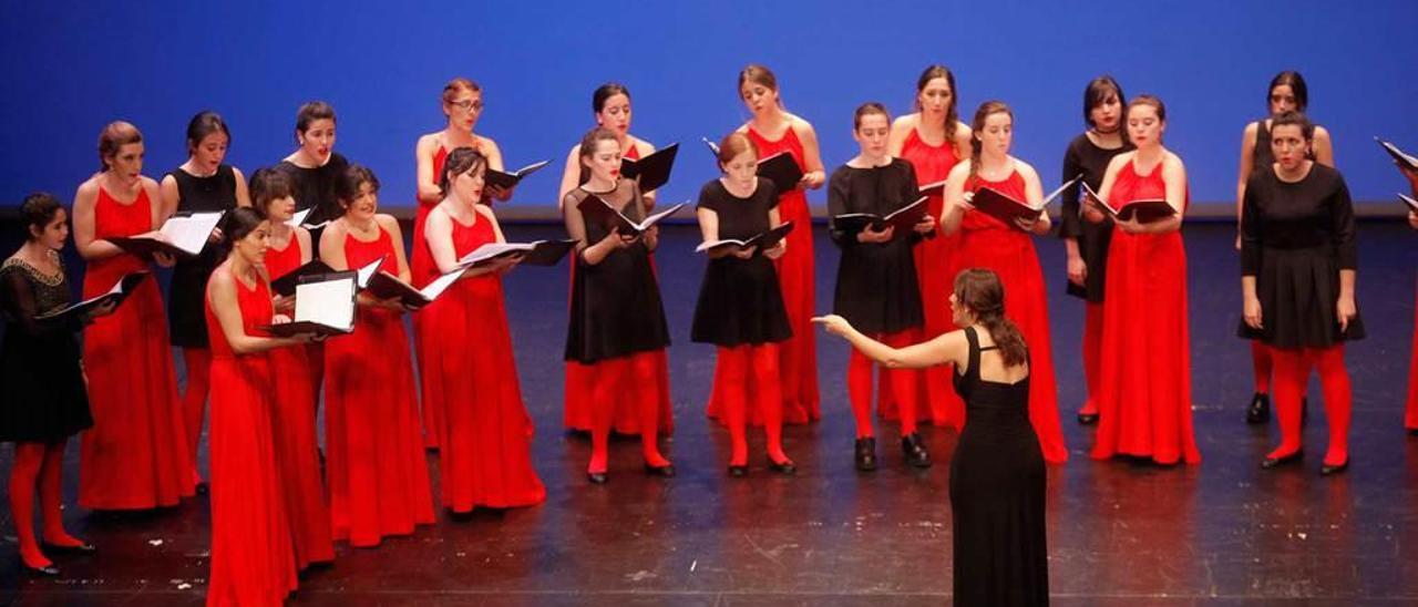 El conjunto de mujeres del coro &quot;El León de Oro&quot;, durante su intervencion.