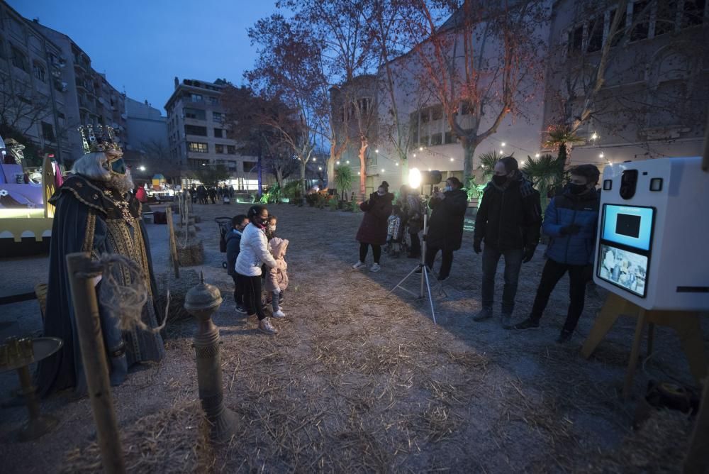 Famílies desfilen il·lusionades pel Parc de Reis de Manresa