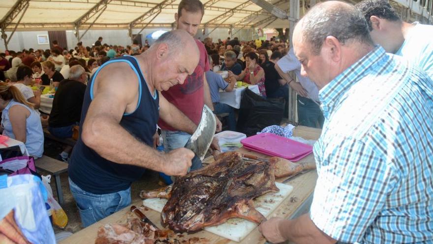 Corte de uno de los lotes de &quot;porquiño á brasa&quot; esta mañana en Amil.