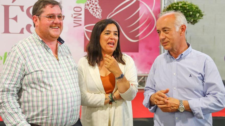 Carlos Iglesias, Marta Giráldez y Gonzalo Durán, durante un acto en la comarca de O Salnés.