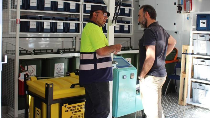 El alcalde visitando el ecoparque móvil