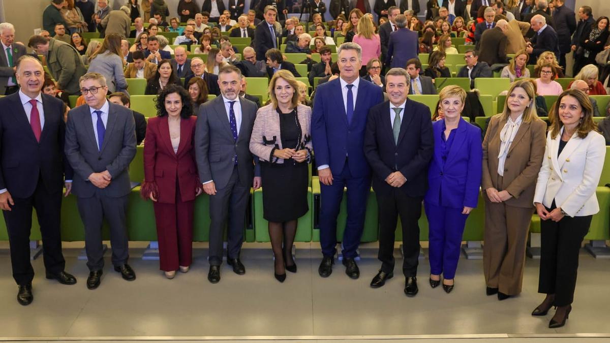 Los nuevos consellers acuden al acto de intercambio de carteras en la Ciudad Administrativa, este jueves.